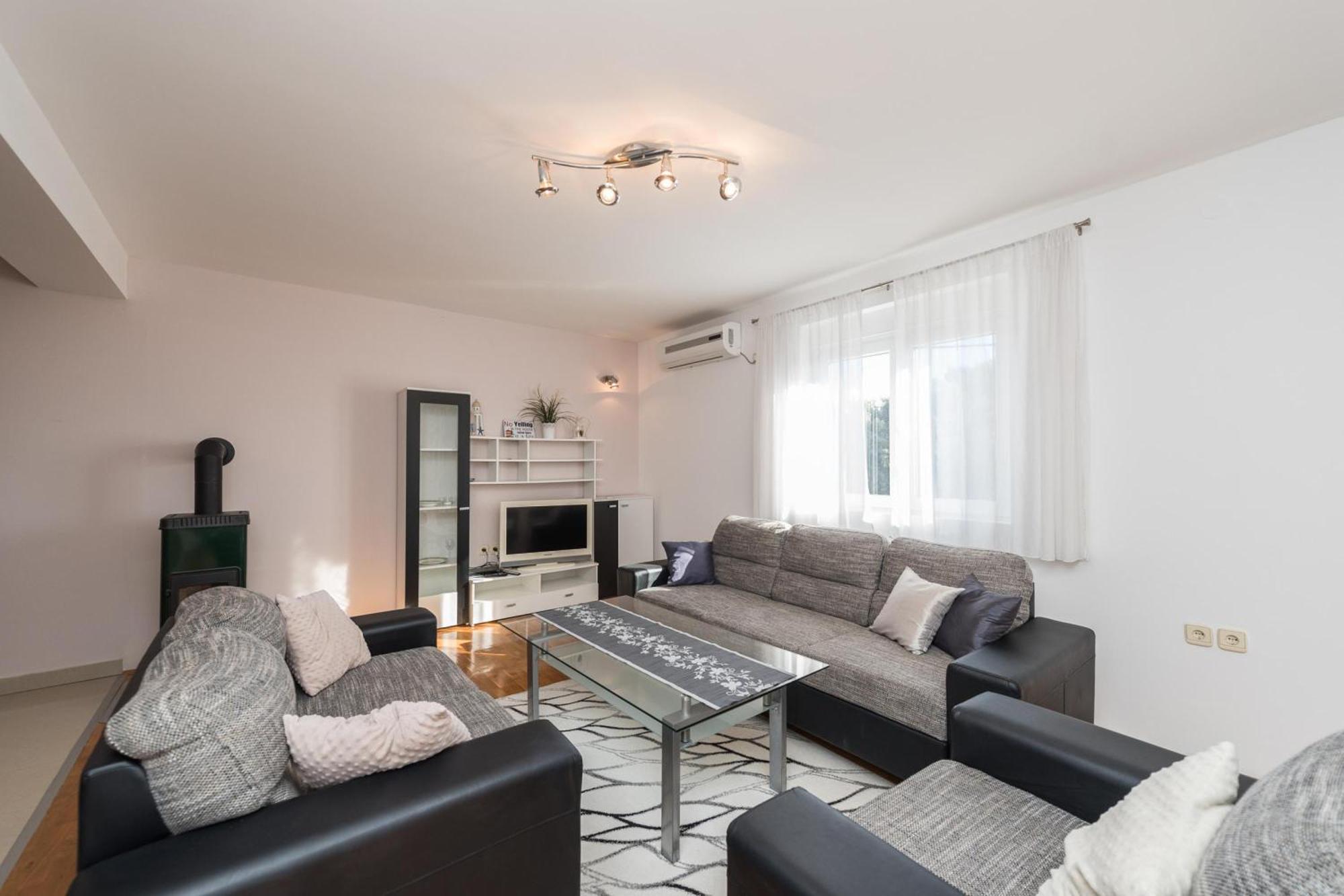 Family Friendly Pool House Ana - Happy Rentals 비빈제 외부 사진