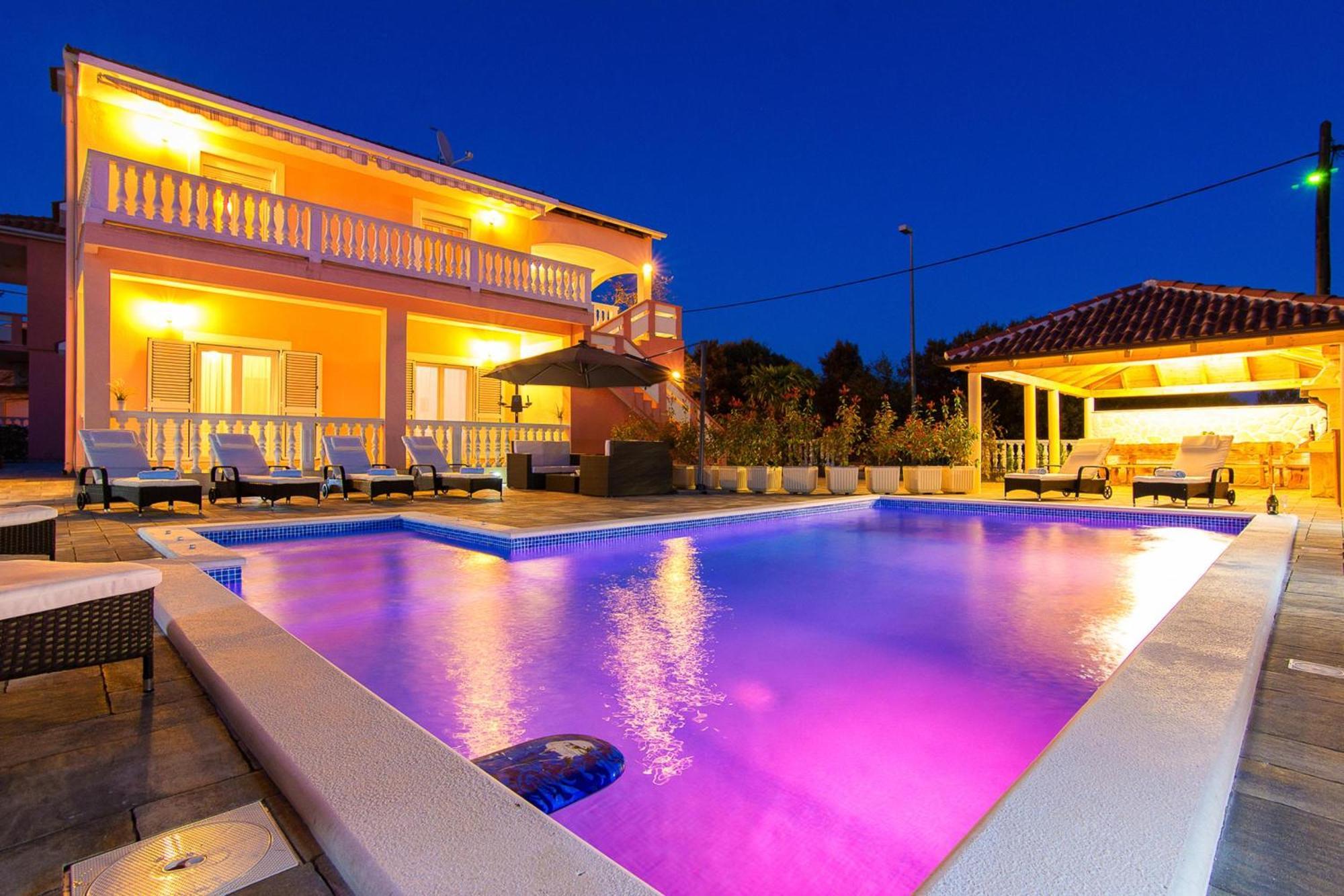 Family Friendly Pool House Ana - Happy Rentals 비빈제 외부 사진